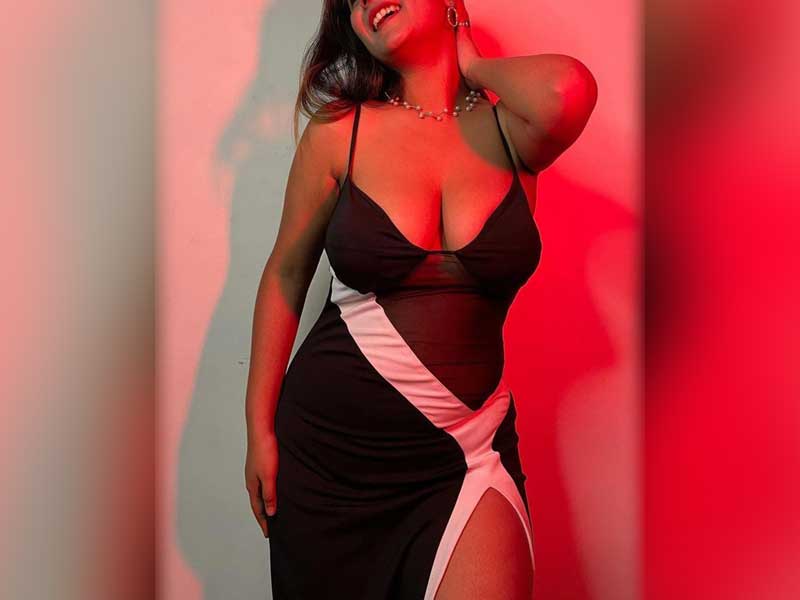 beautiful babe in dress revealing her deep clevage